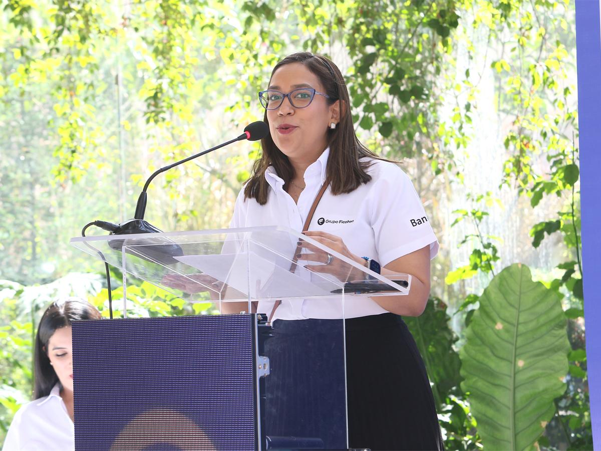 Fabiola Martínez VP de Banca de Persona de Grupo Ficohsa, resaltó el esfuerzo y dedicación de los jóvenes emprendedores.