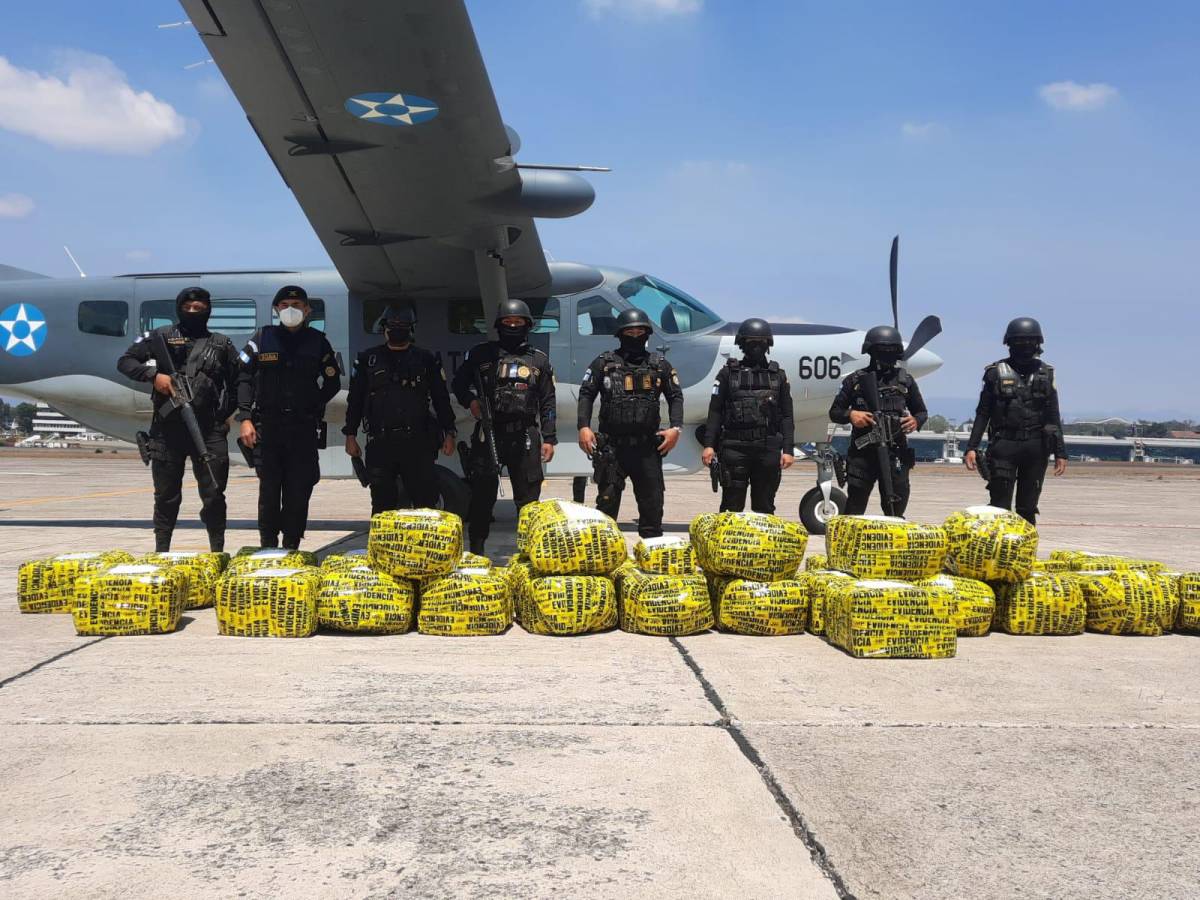 Guatemala decomisa casi una tonelada de cocaína en avioneta accidentada