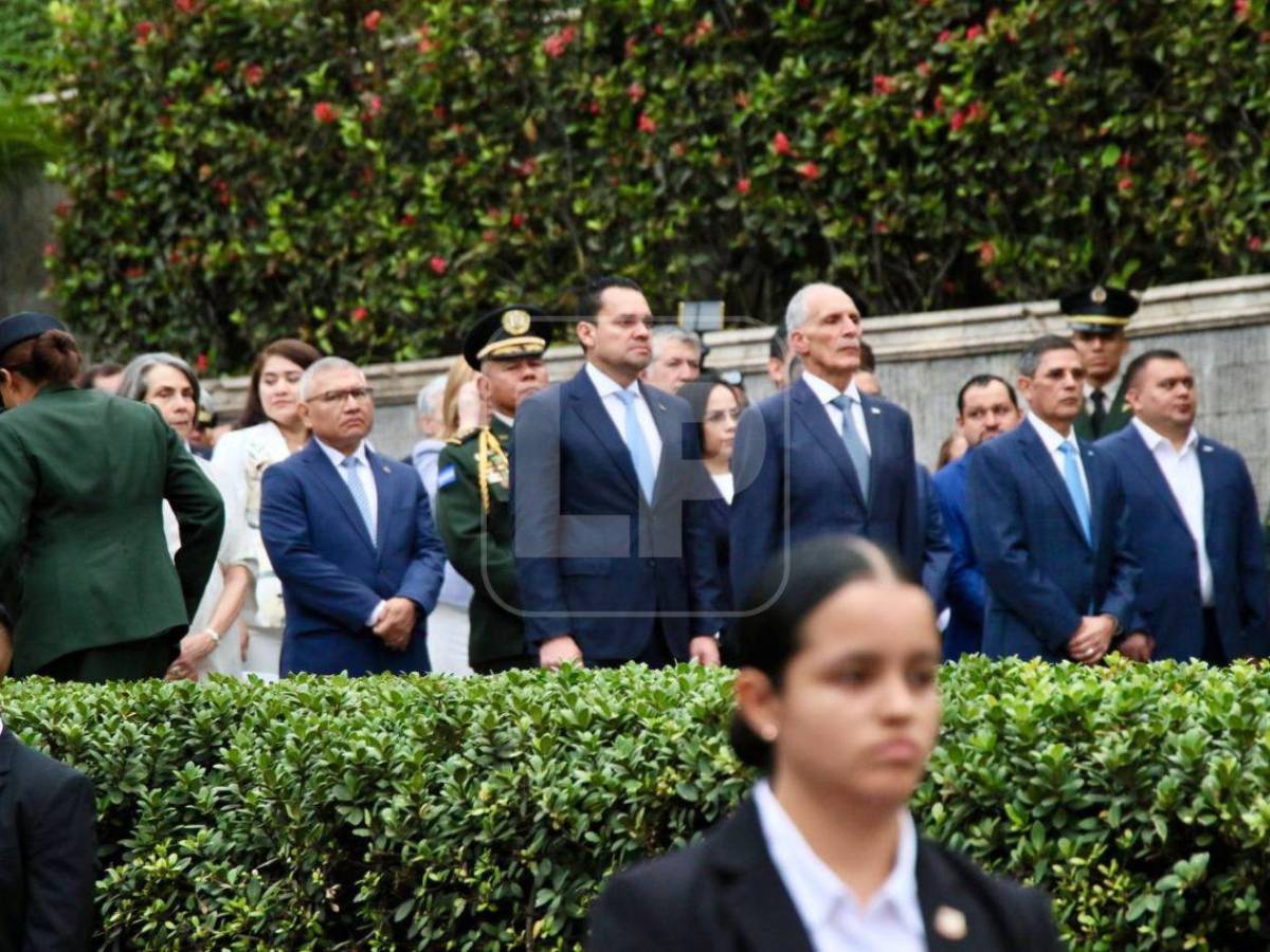 Doctora Floridalia Aguilar protesta en el BCIE durante celebración patria