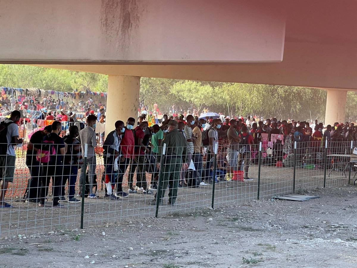 VIDEO: Más de 8,000 migrantes acampan bajo un puente en el sur de Texas