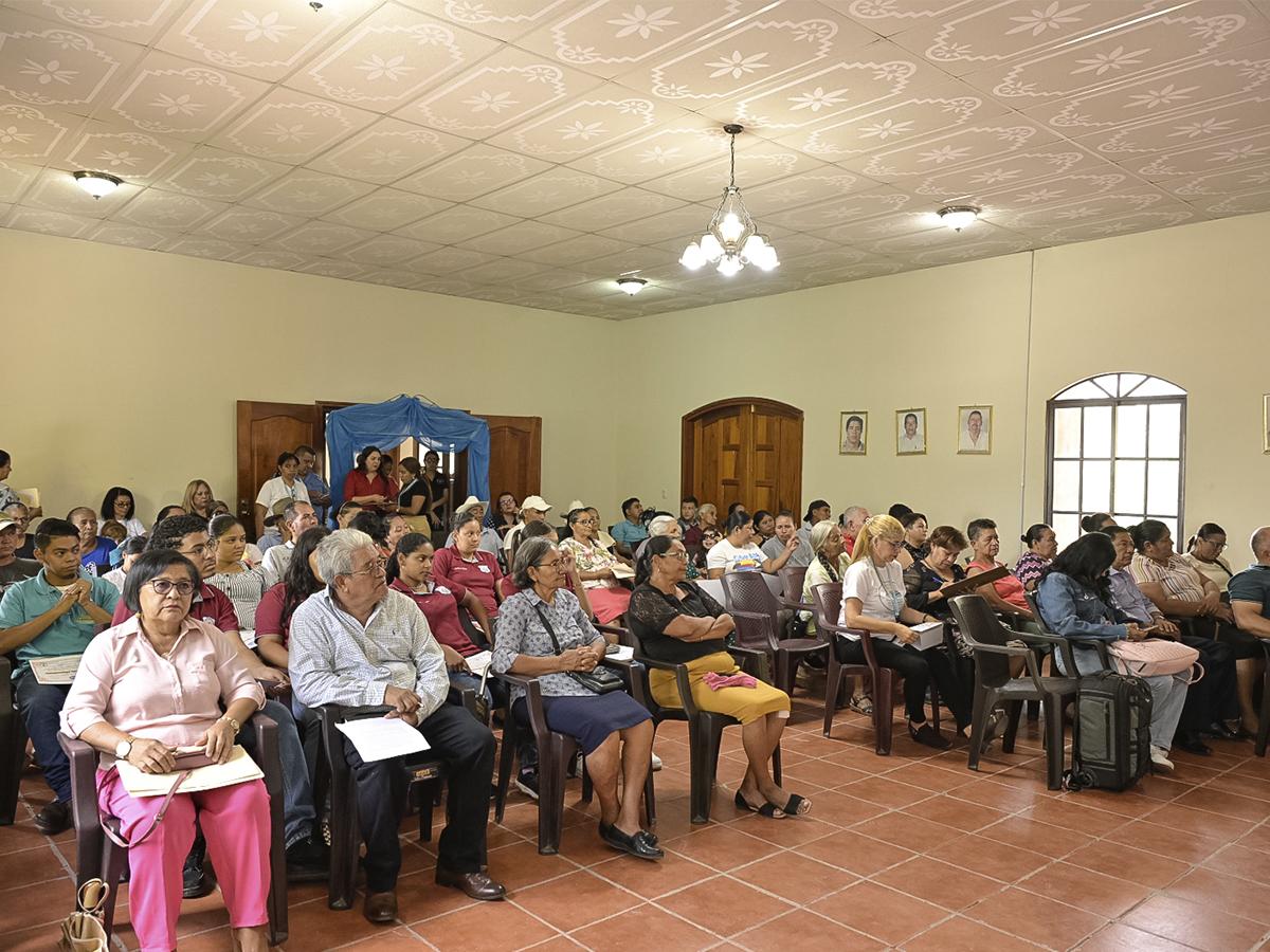 “Yo Sí Puedo” le enseña a adultos en una comunidad rural, promoviendo la educación inclusiva.