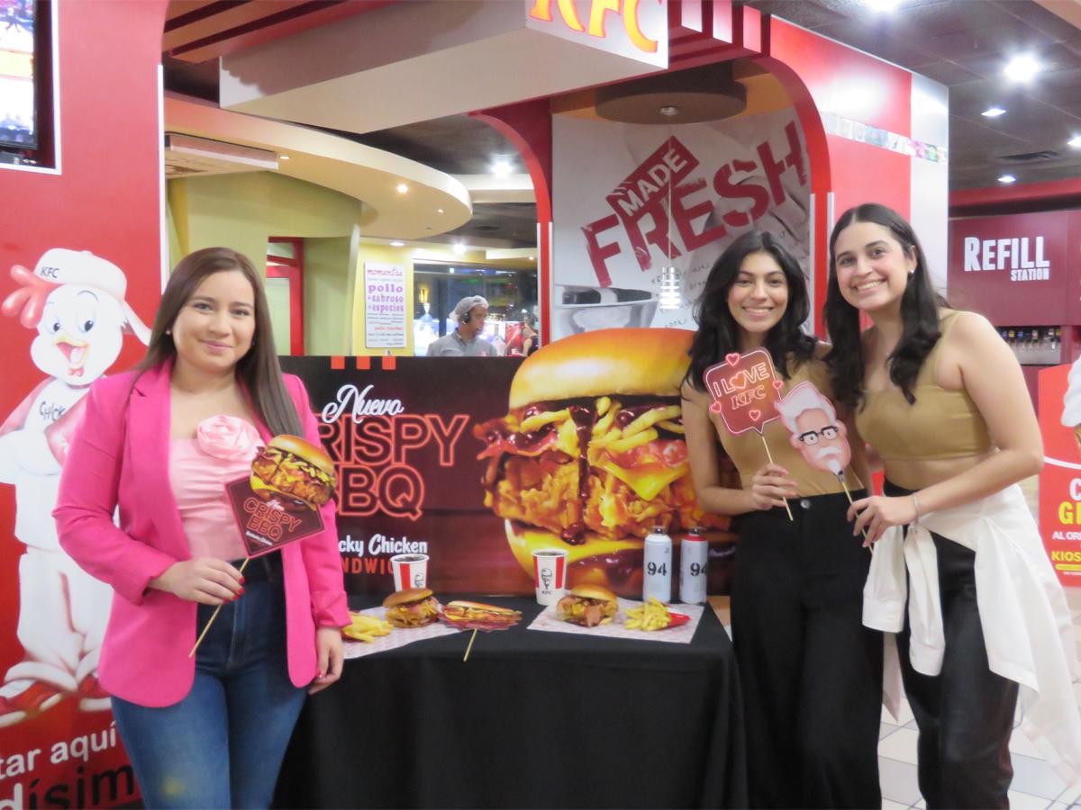 Gennie Ramos, ejecutiva de mercadeo fue la encarda de presentar la nueva Crispy &amp; BBQ Kentucky Chicken Sandwich.