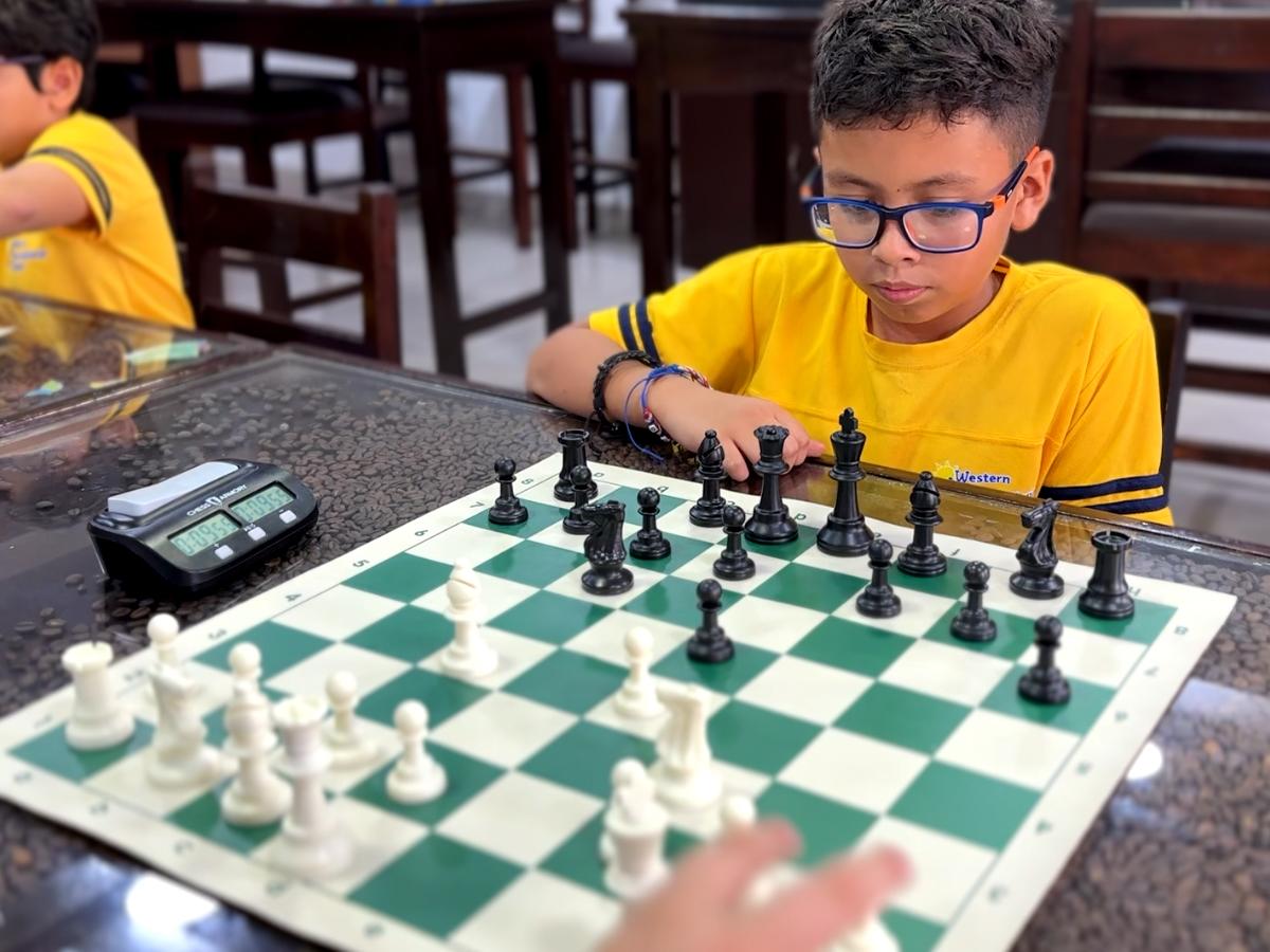 Joven estudiante mientras juega ajedrez.