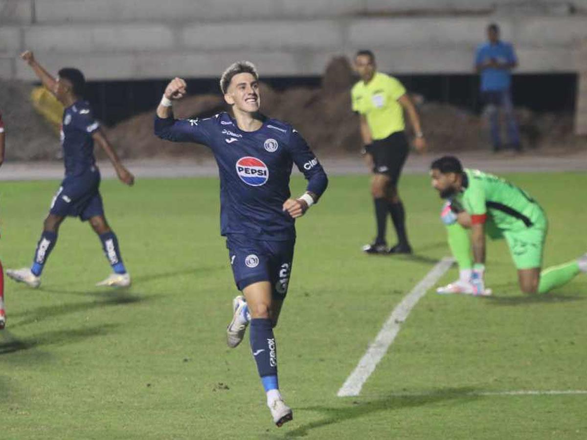 Rodrigo Auzmendi festejando su gol contra el Marathón.