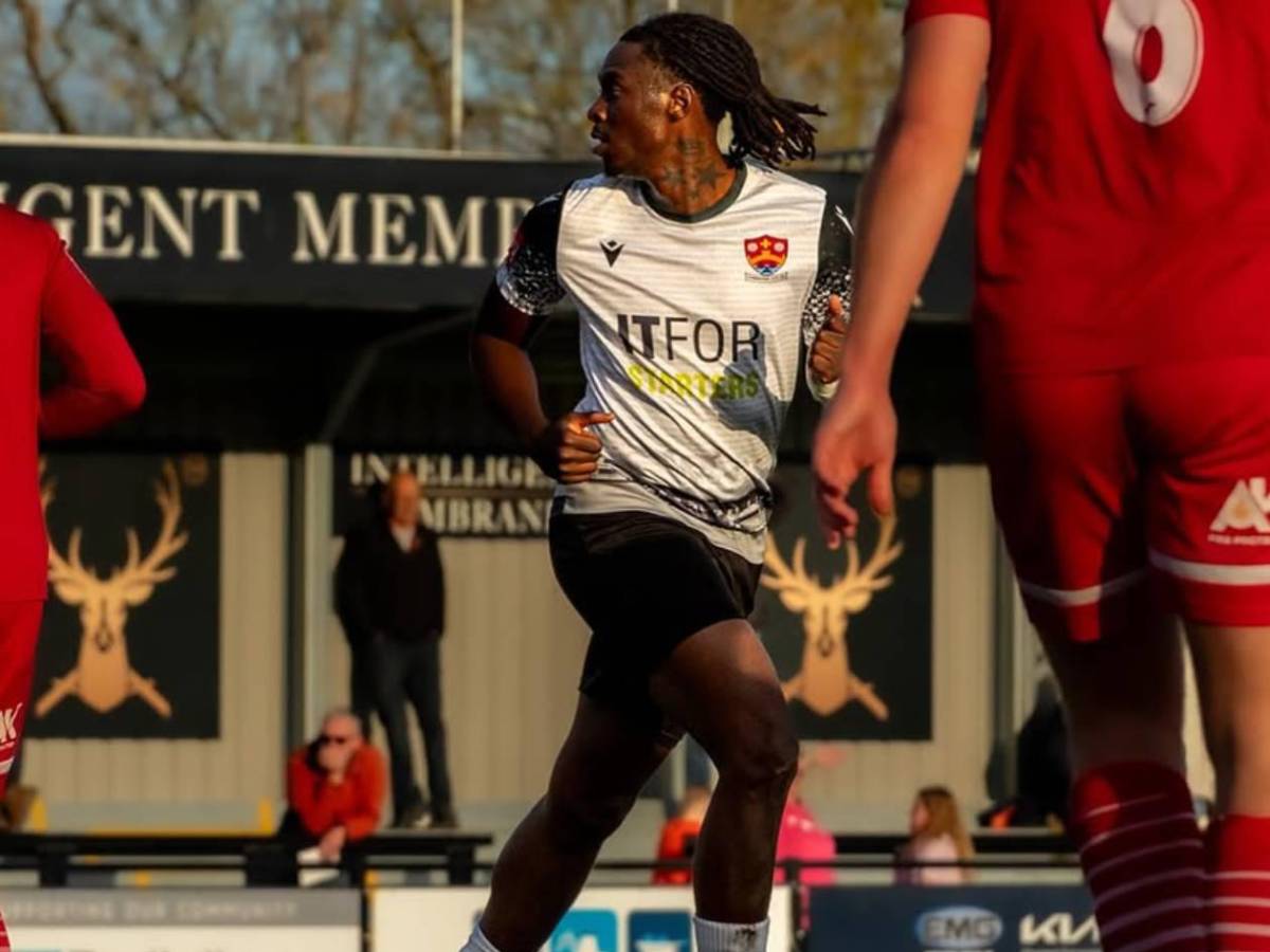 Futbolista profesional muere tras desplomarse a los 10 minutos de un partido