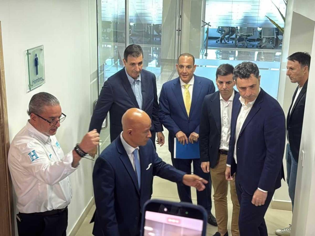 Francisco Molina y el incómodo momento en presentación con Honduras: ¿quién lo acompaña?