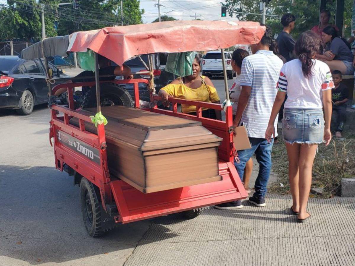 En moto de carga retiran cuerpo de “Carita”, el limpia parabrisas asesinado en SPS