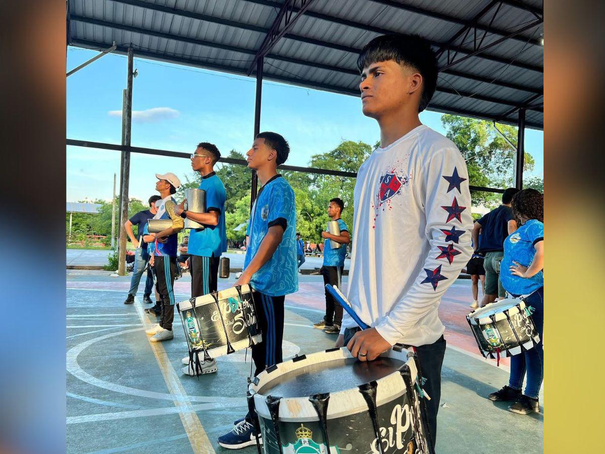 Joven de la Banda del JTR viaja con su madre a Colombia; cumple su sueño