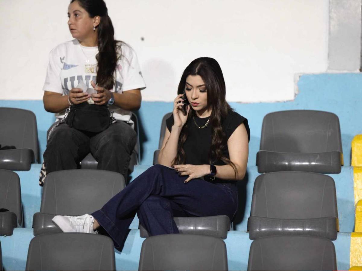 Bellas chicas adornan el Motagua vs Olimpia: ¿Laura Meza en el estadio?