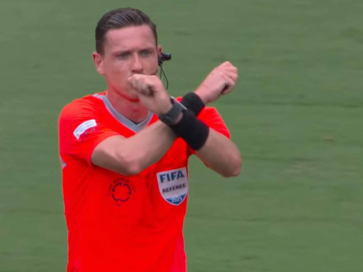 Real Madrid- Pachuca: Enfado de Xabi, mofa a Vinicius y polémico gesto de árbitro