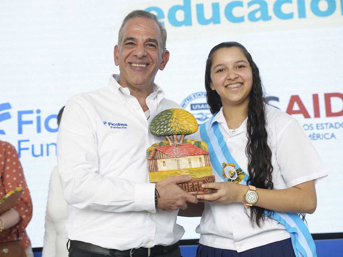 Juan Carlos Atala, presidente de Fundación Ficohsa recibió un reconocimiento de parte de los estudiantes del Centro de Educación Básica Armando Montes.