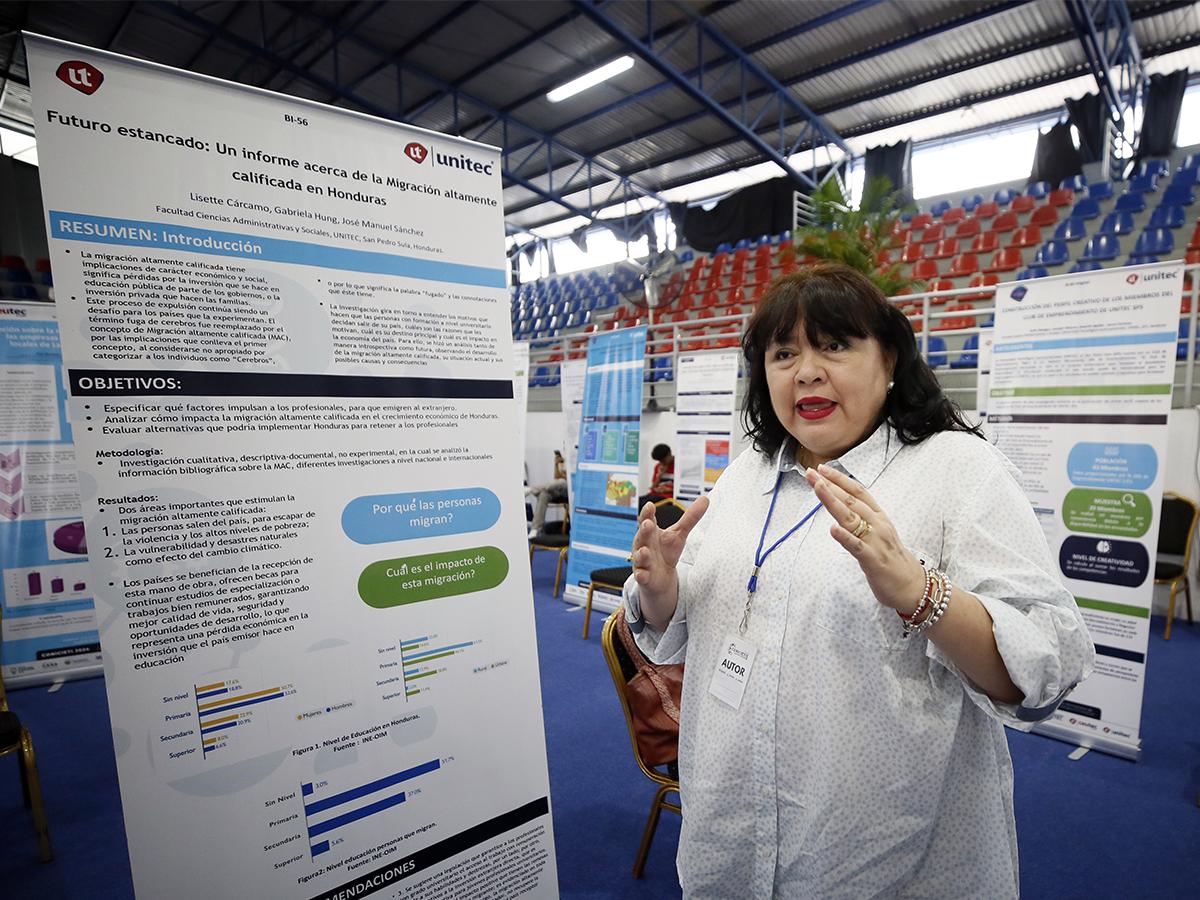 Lisette Cárcamo explicando su investigación basada en la fuga de talentos que tiene el país.