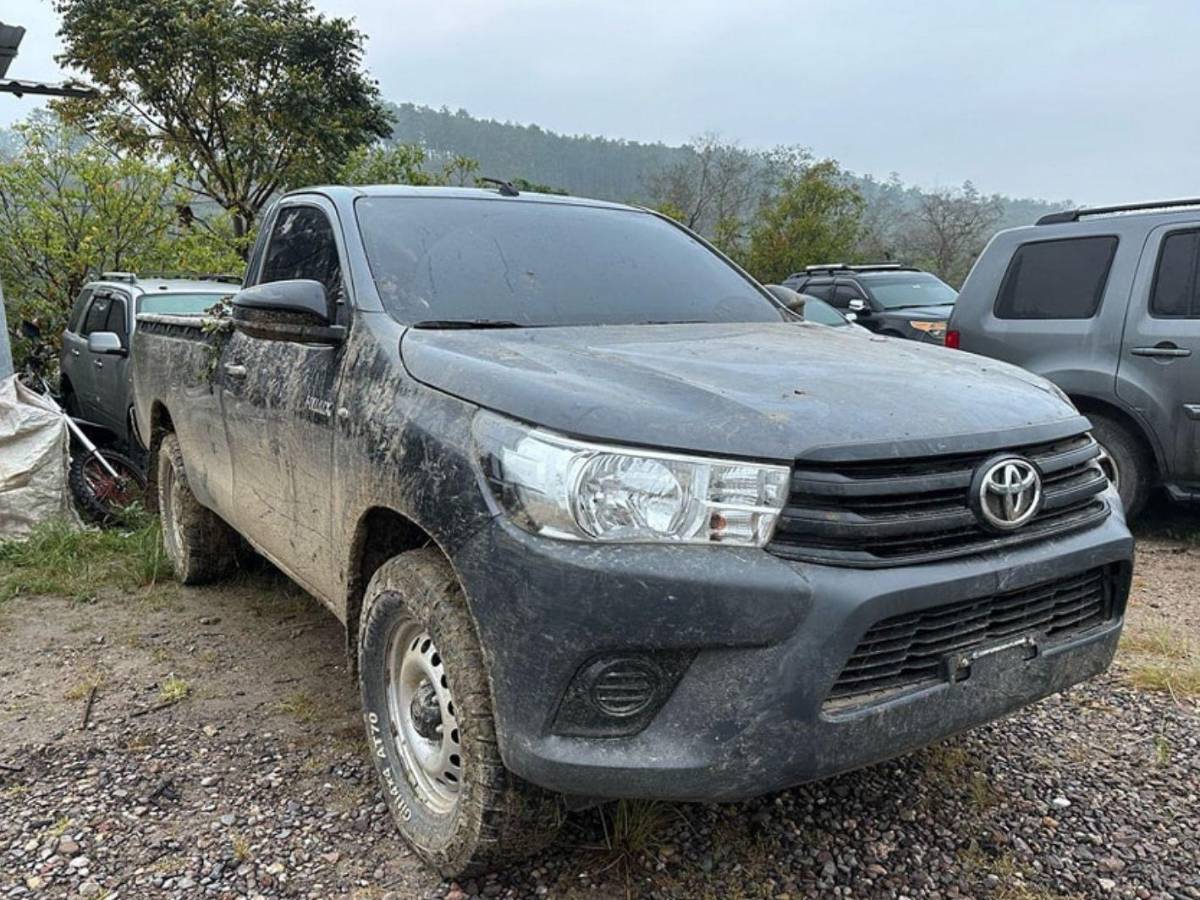 Hallan tres vehículos pickup con reporte de robo en zona montañosa de Azacualpa