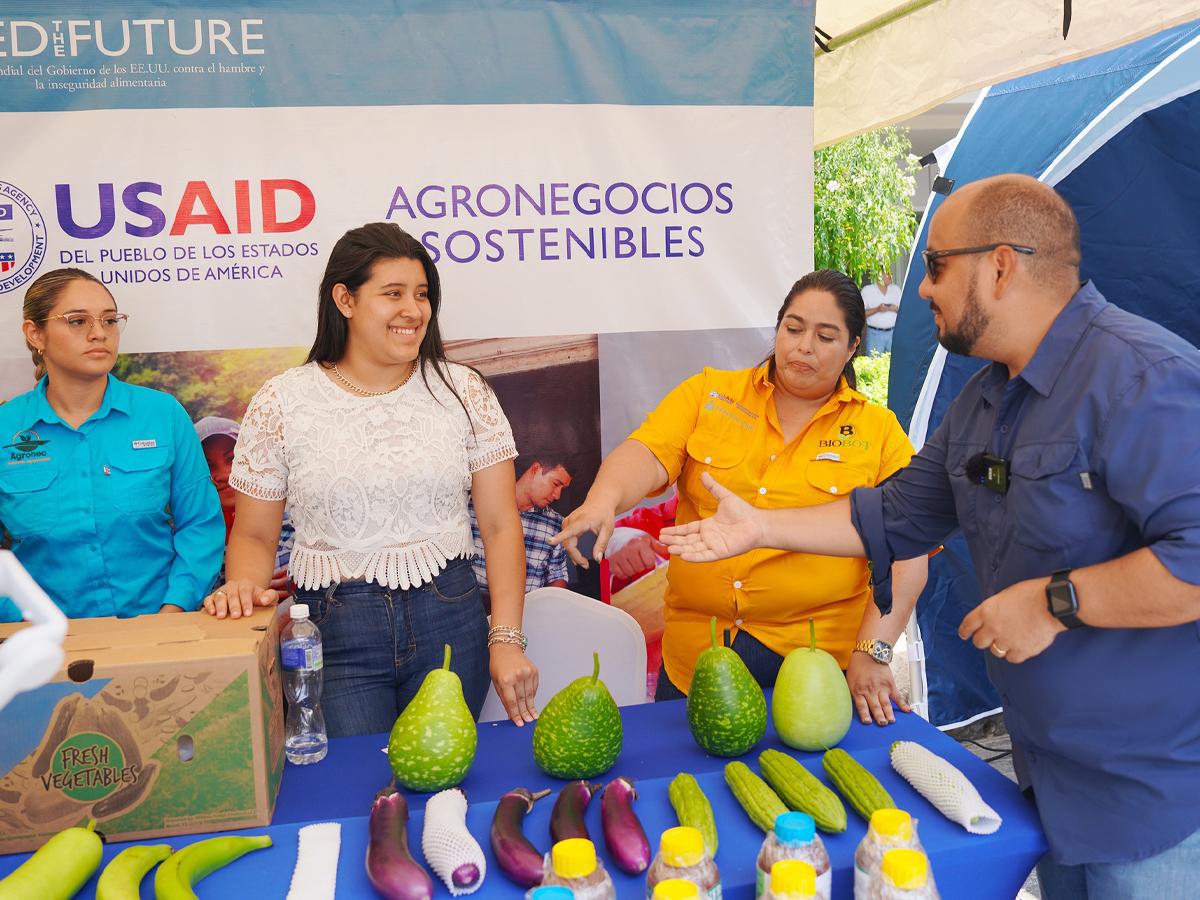 Las Escuelas Agrícolas y los Centros Técnicos Comunitarios presentaron una amplia variedad de productos, desde frutas frescas hasta deliciosos productos lácteos.