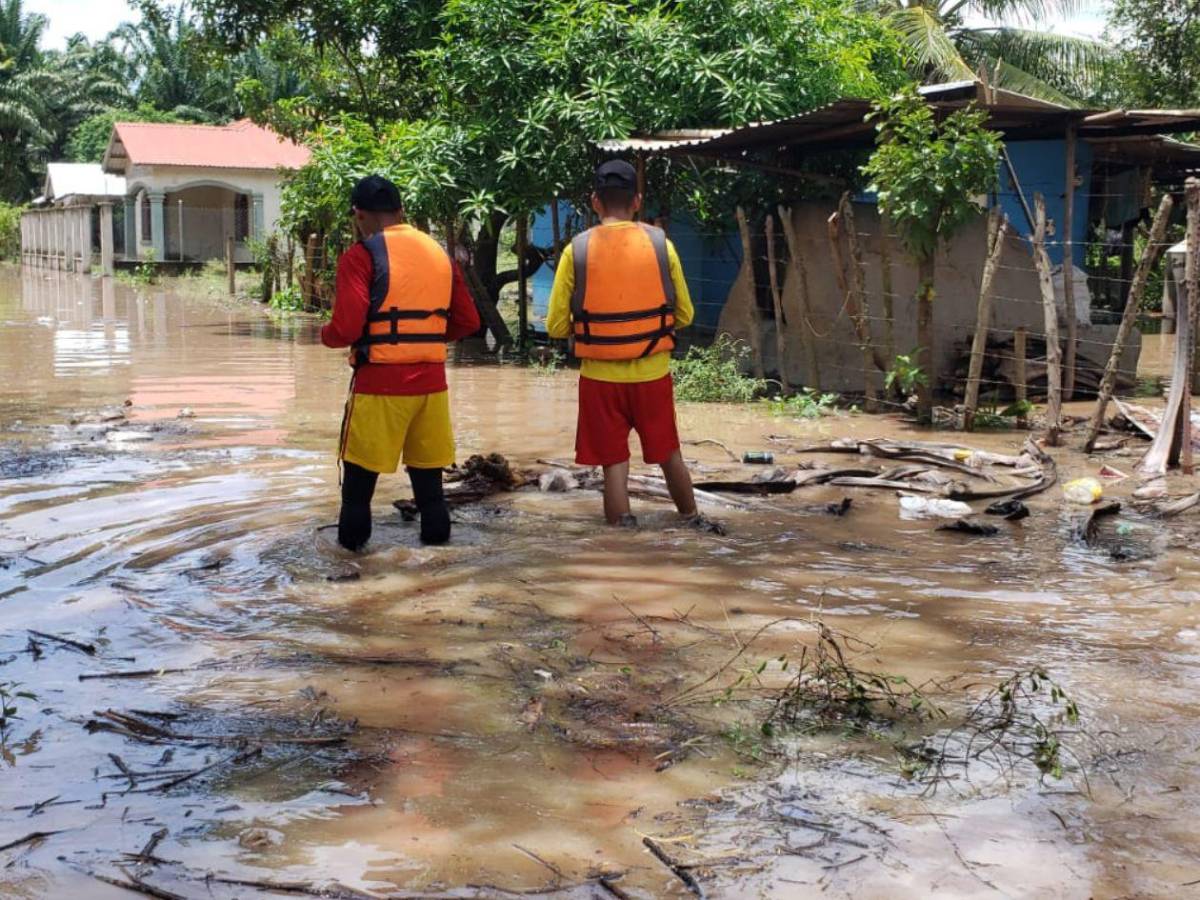 Inundaciones en excampos bananeros; nunca repararon los bordos, denuncian pobladores