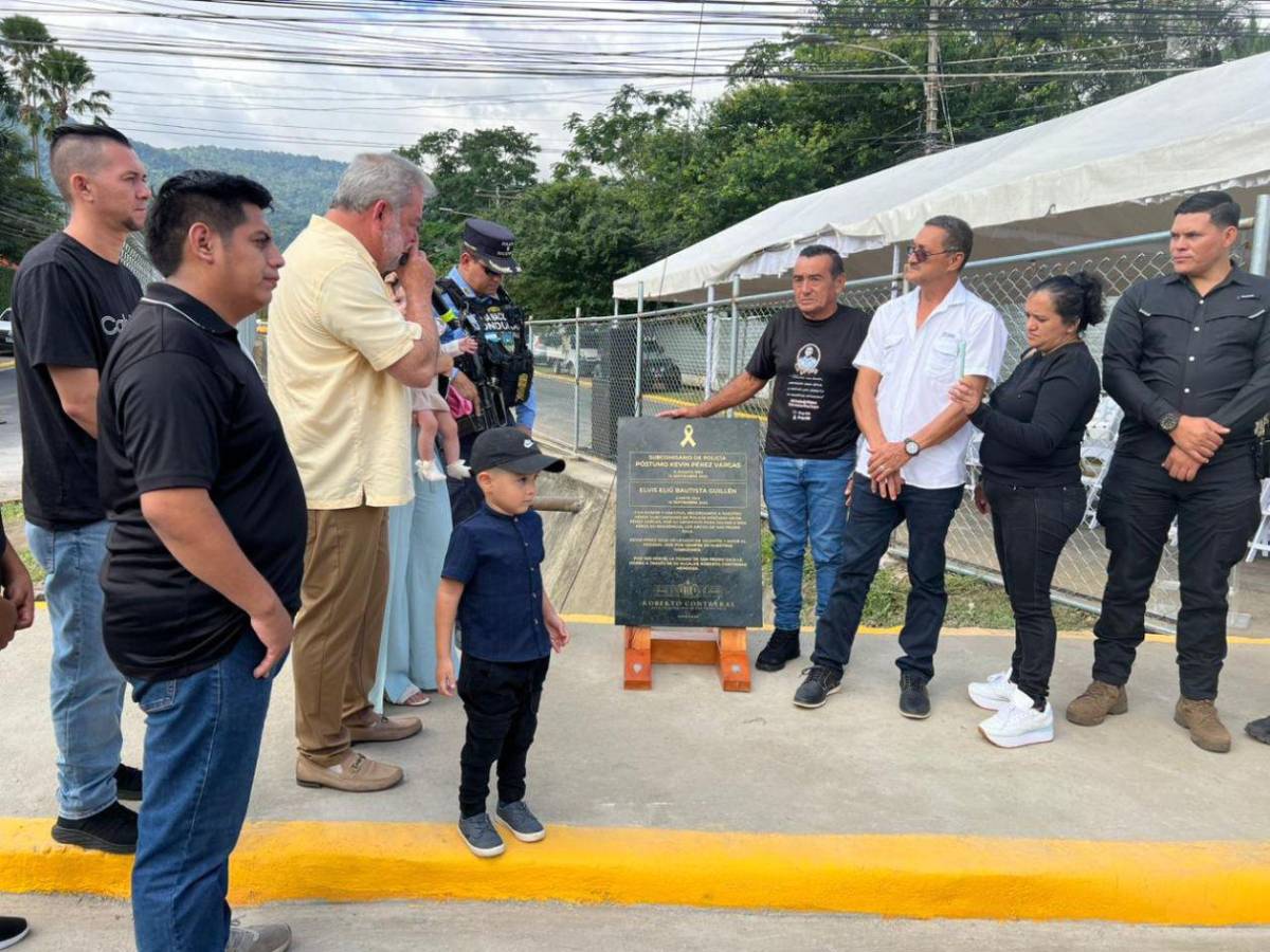 San Pedro Sula honra al inspector Kevin Pérez con placa por su acto heroico