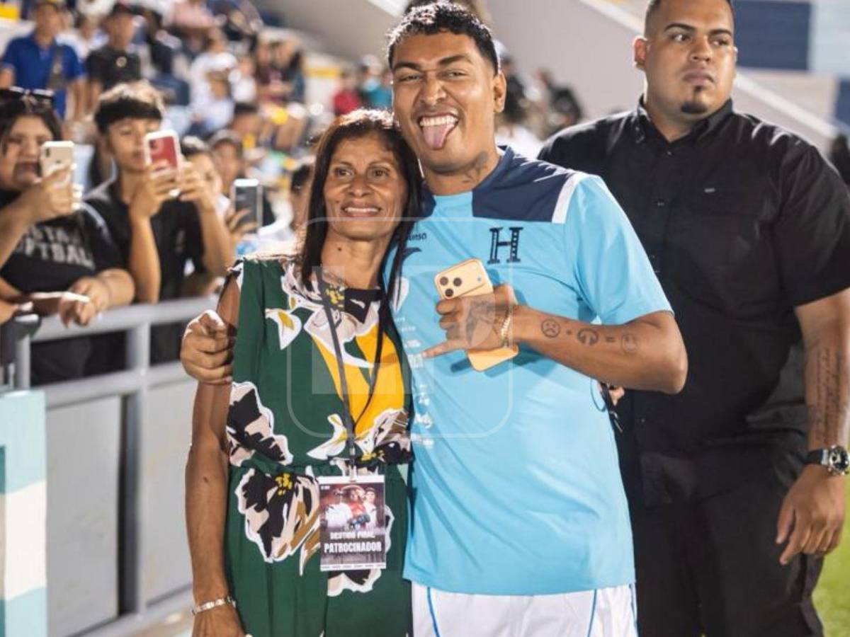 Mamá de Supremo y Milagro Flores se roban el show en el partido de tiktokers en La Ceiba