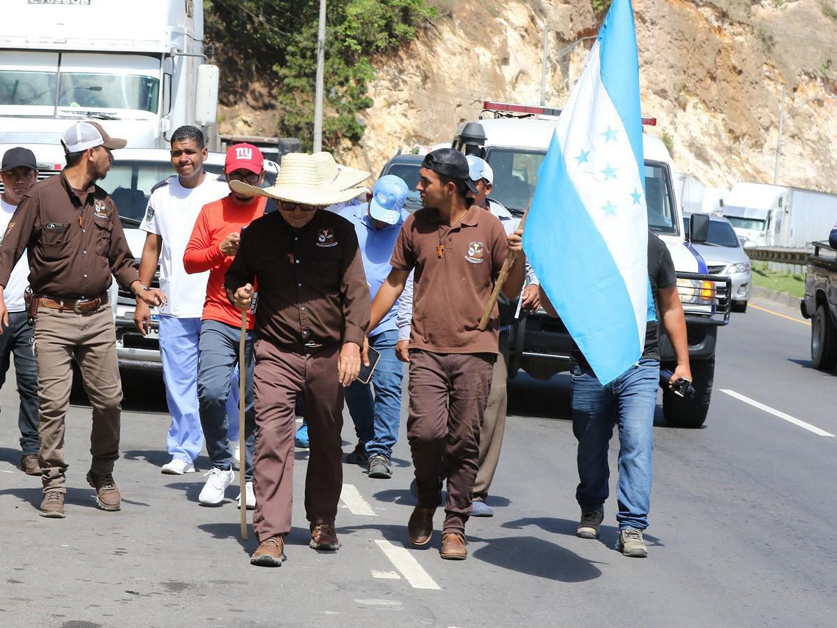 Padre Leopoldo Serrano llega a Tegucigalpa tras caminar más de 240 km desde SPS