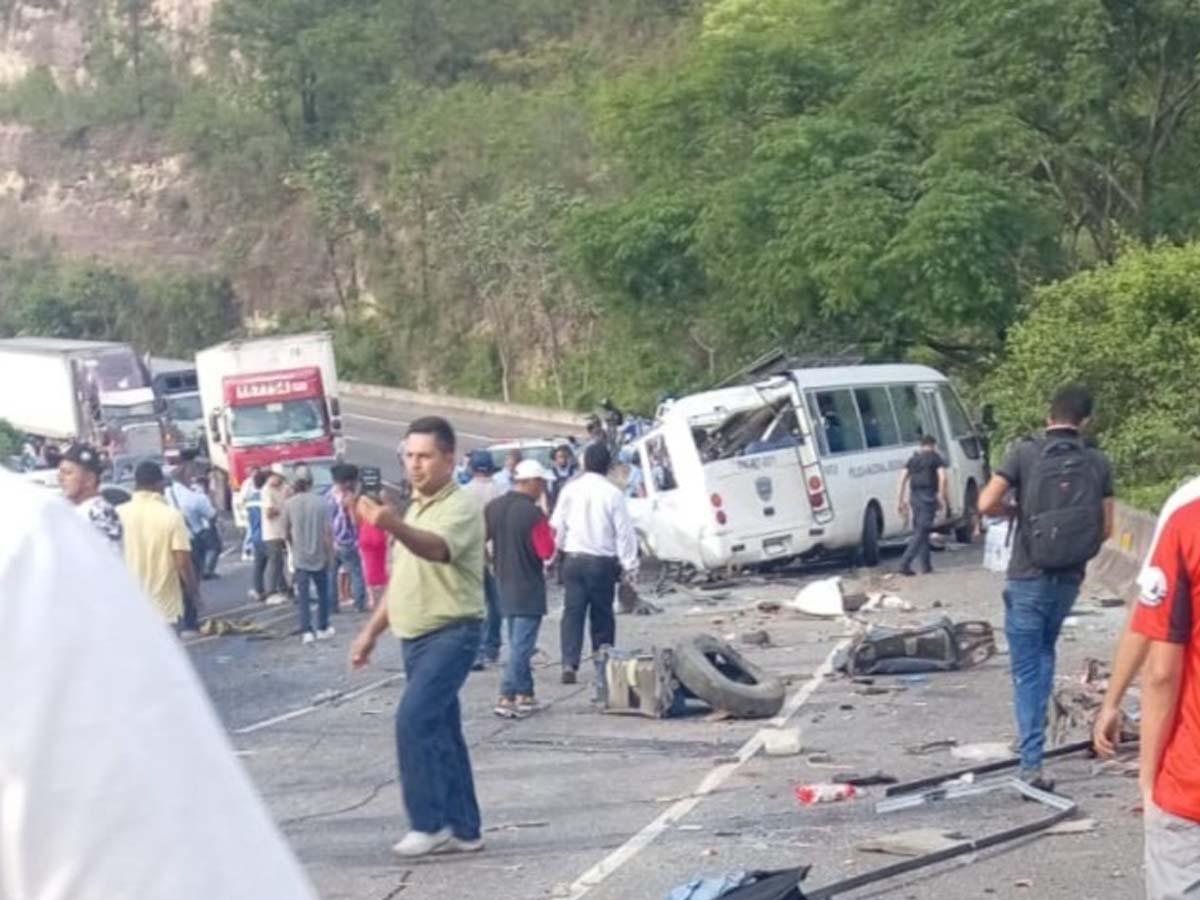 Policías venían de reclamar uniformes cuando fueron impactados por una rastra en la CA-5