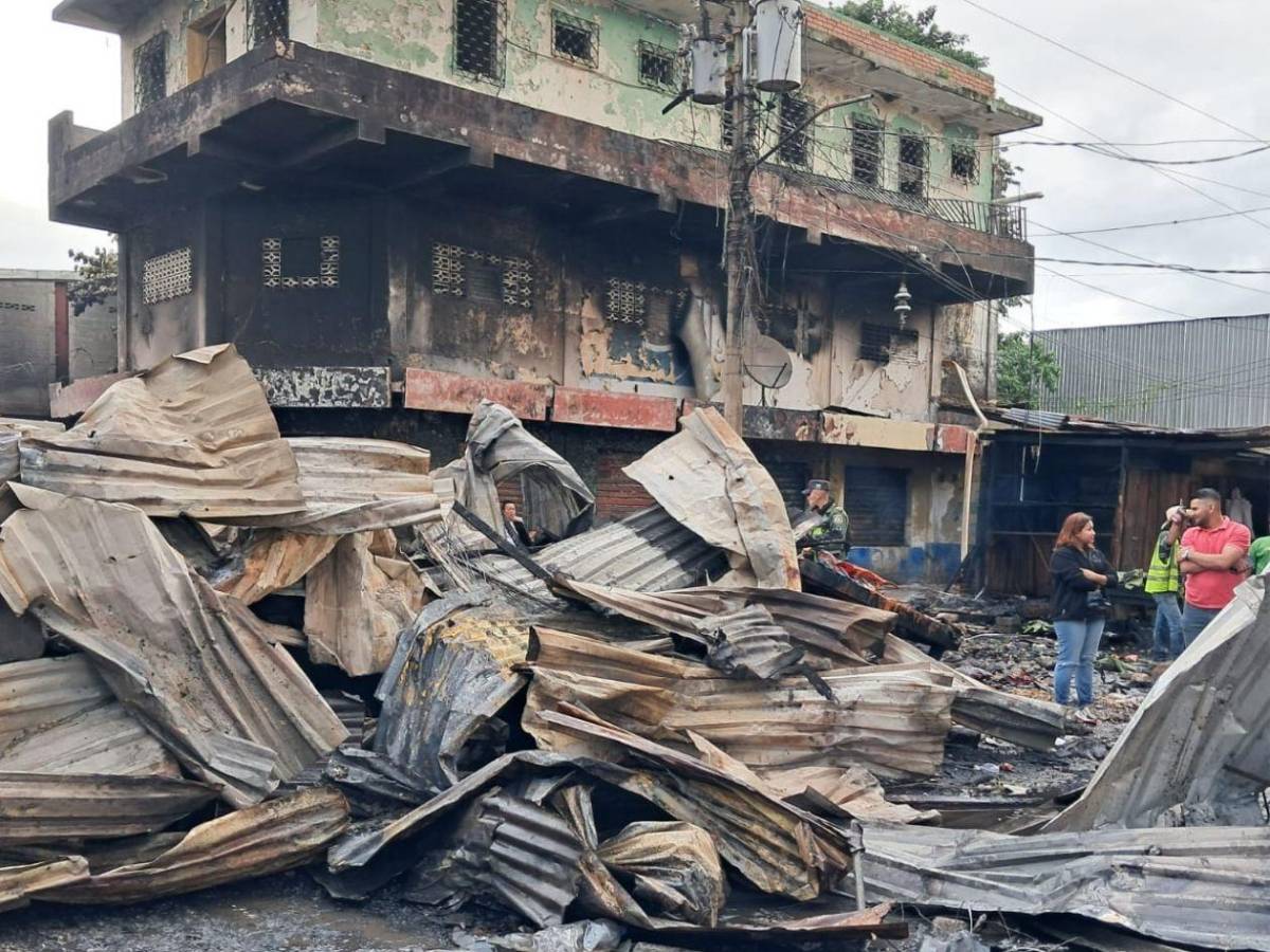 Historias de pérdida y esperanza tras incendio que arrasó con locales en mercado