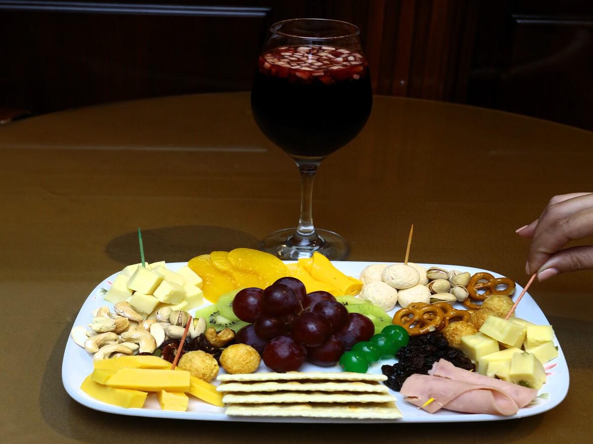 Usted puede consumir diferentes platillos entre ellos una tabla de quesos.
