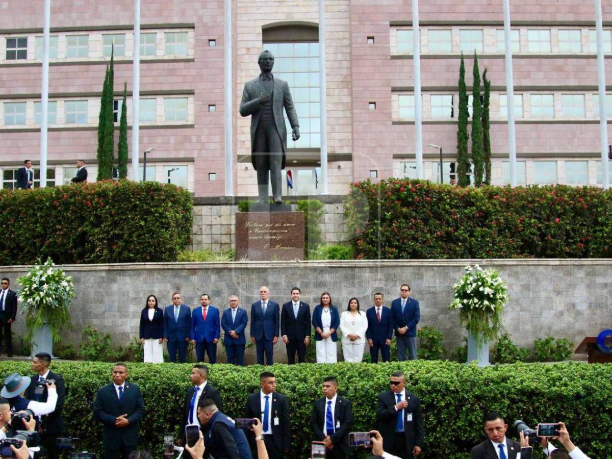 Doctora Floridalia Aguilar protesta en el BCIE durante celebración patria