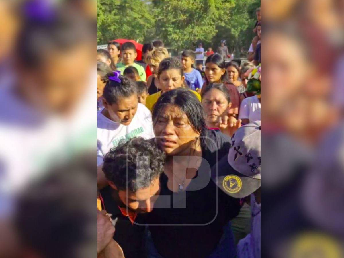Desgarrador adiós: Madre al borde del desmayo entierra a sus cinco hijos muertos en incendio
