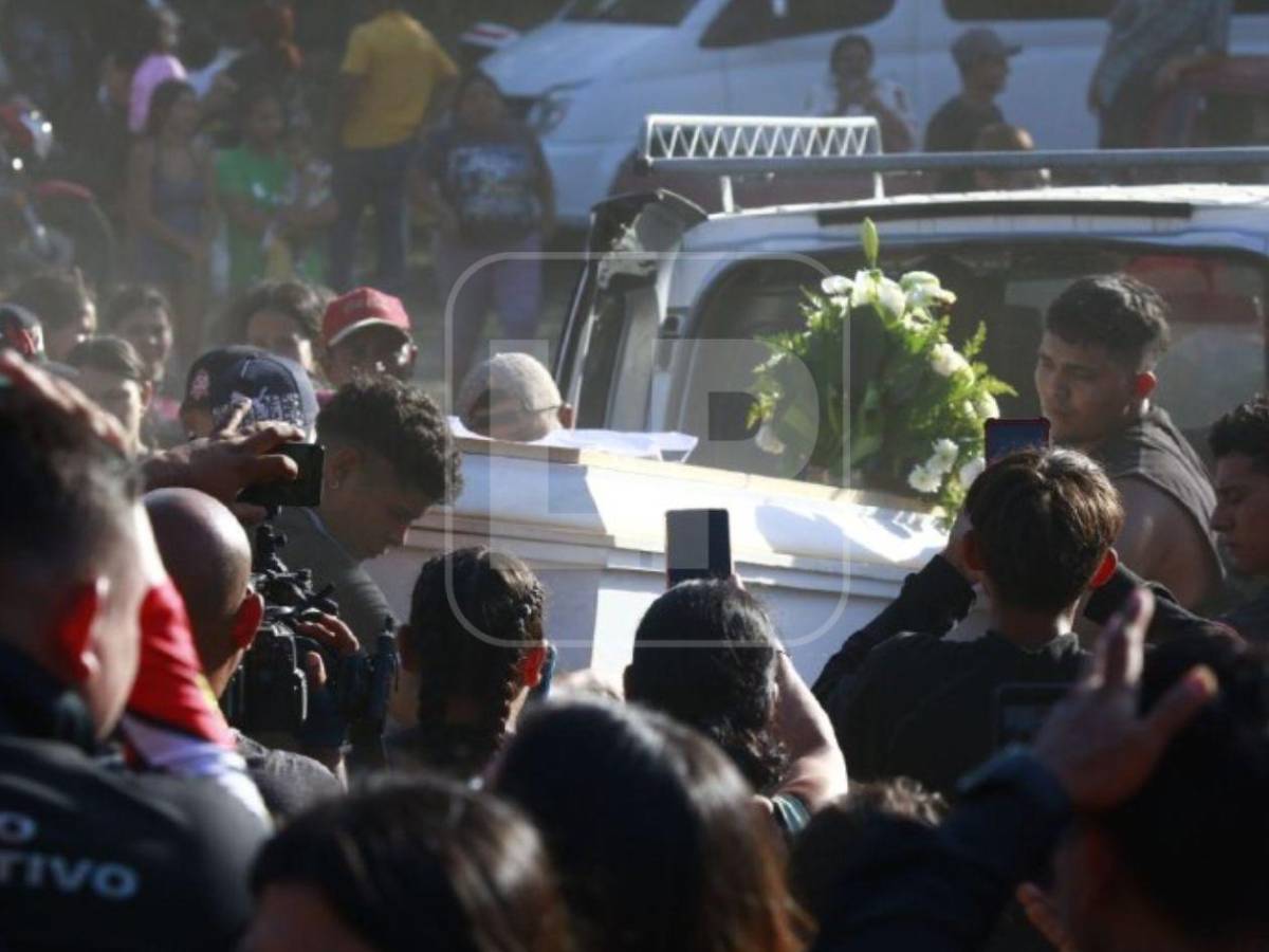 Desgarrador adiós: Madre al borde del desmayo entierra a sus cinco hijos muertos en incendio