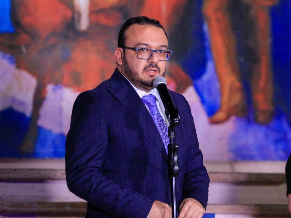 ¿Por qué destituyeron a exesposo de Cossette López de Comunicaciones? Esto se sabe