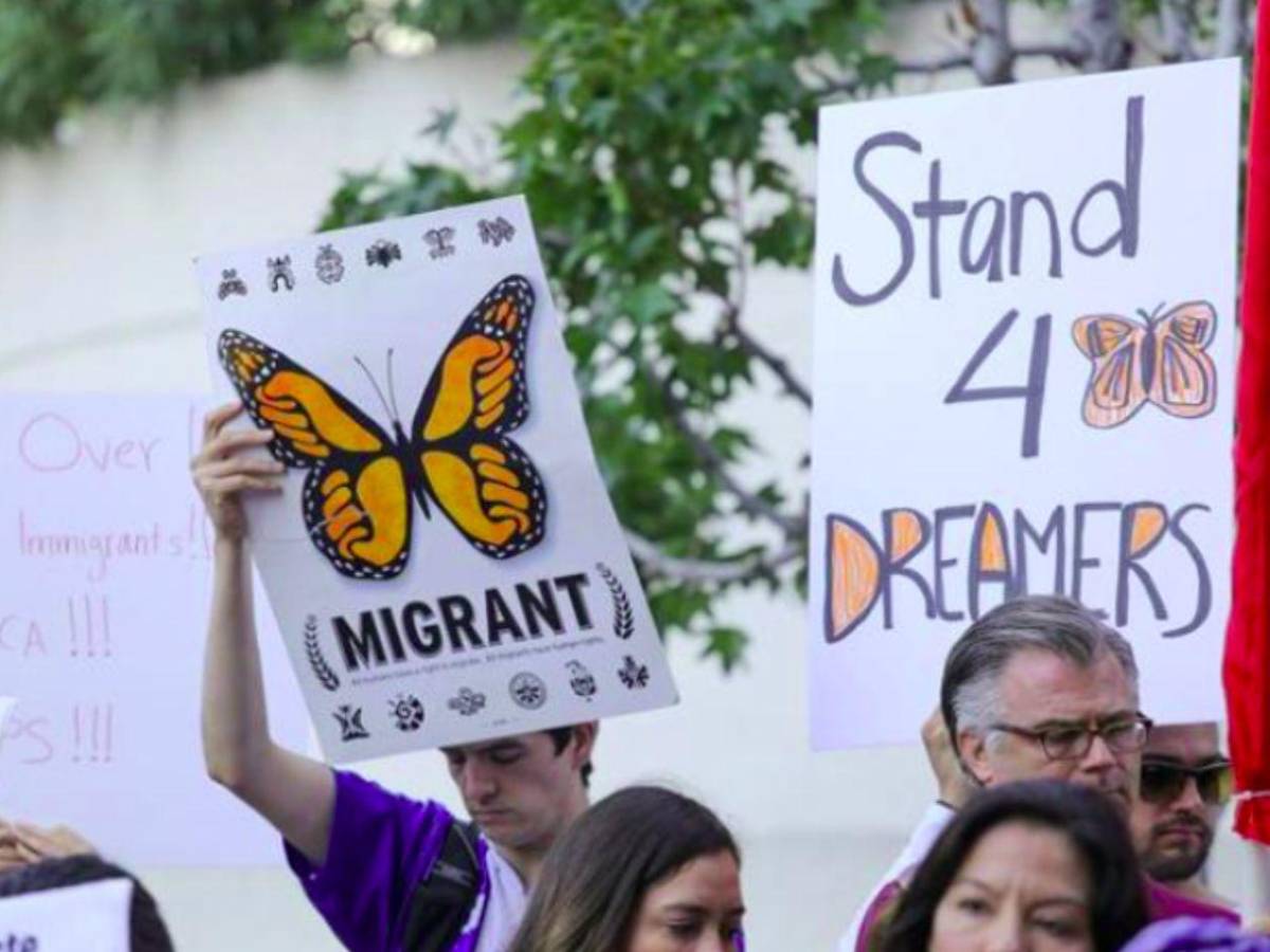 Inmigrantes en Estados Unidos podrían quedarse temporalmente sin permiso de trabajo