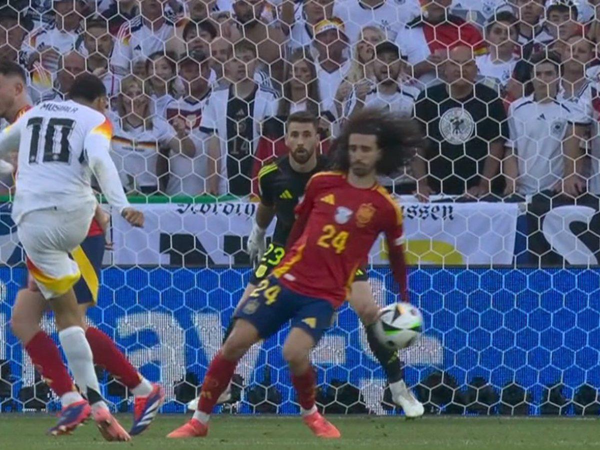 El balón impactó en la mano de Cucurella.