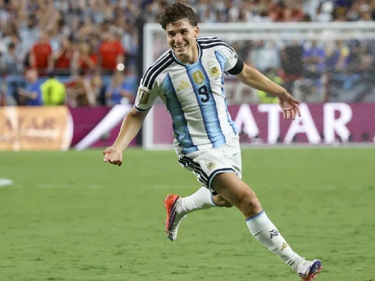 Barcelona sufre golpe: Campeón prepara impactante oferta por Julián y revelan trueque