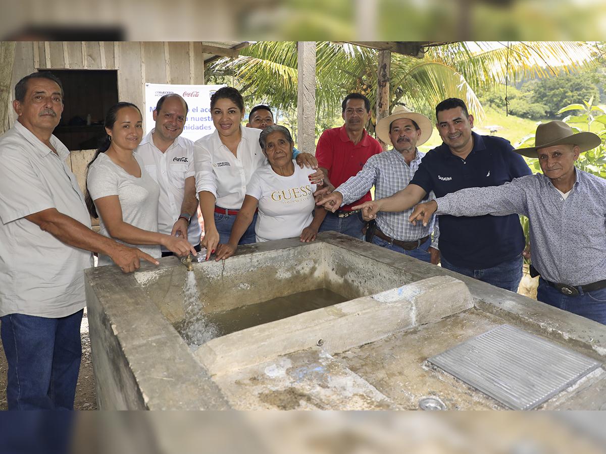 Pobladores de San Antonio junto a las autoridades de Coca-Cola y Cervecería Hondureña, agradecidos por contribuir de manera positiva con su comunidad.