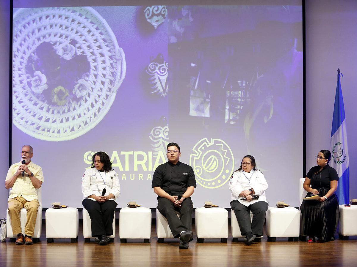 Participación de expertos en la conferencia, el antropólogo Mario Ardón y varios chefs instructores de UNITEC.