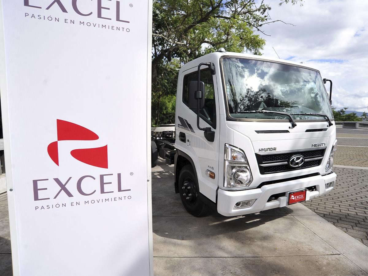 Como en toda la línea EX, la cabina del Hyundai EX6 permite una inclinación de 45 grados, permitiendo revisiones técnicas más rápidas y fácil acceso al motor durante el mantenimiento.