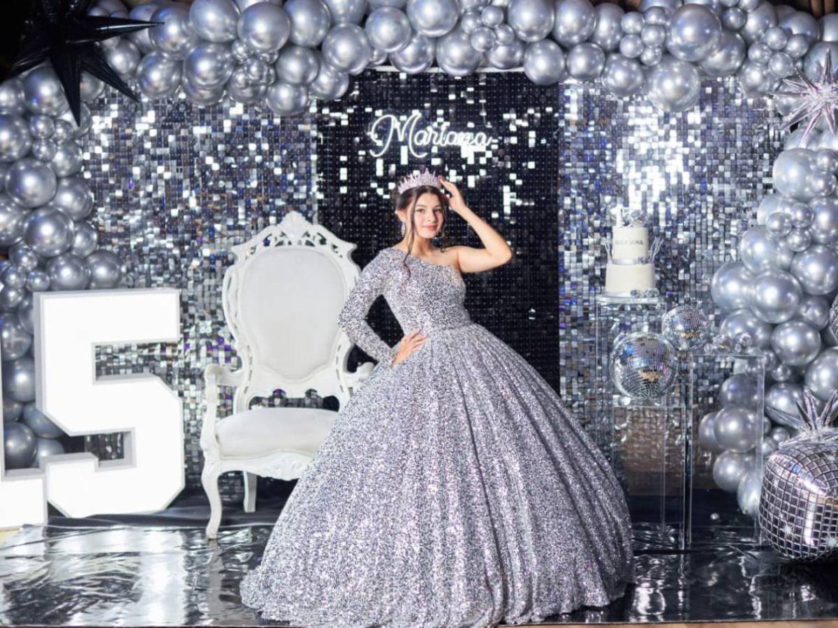 Mariana Lara festeja sus quince años con inolvidable fiesta con temática disco