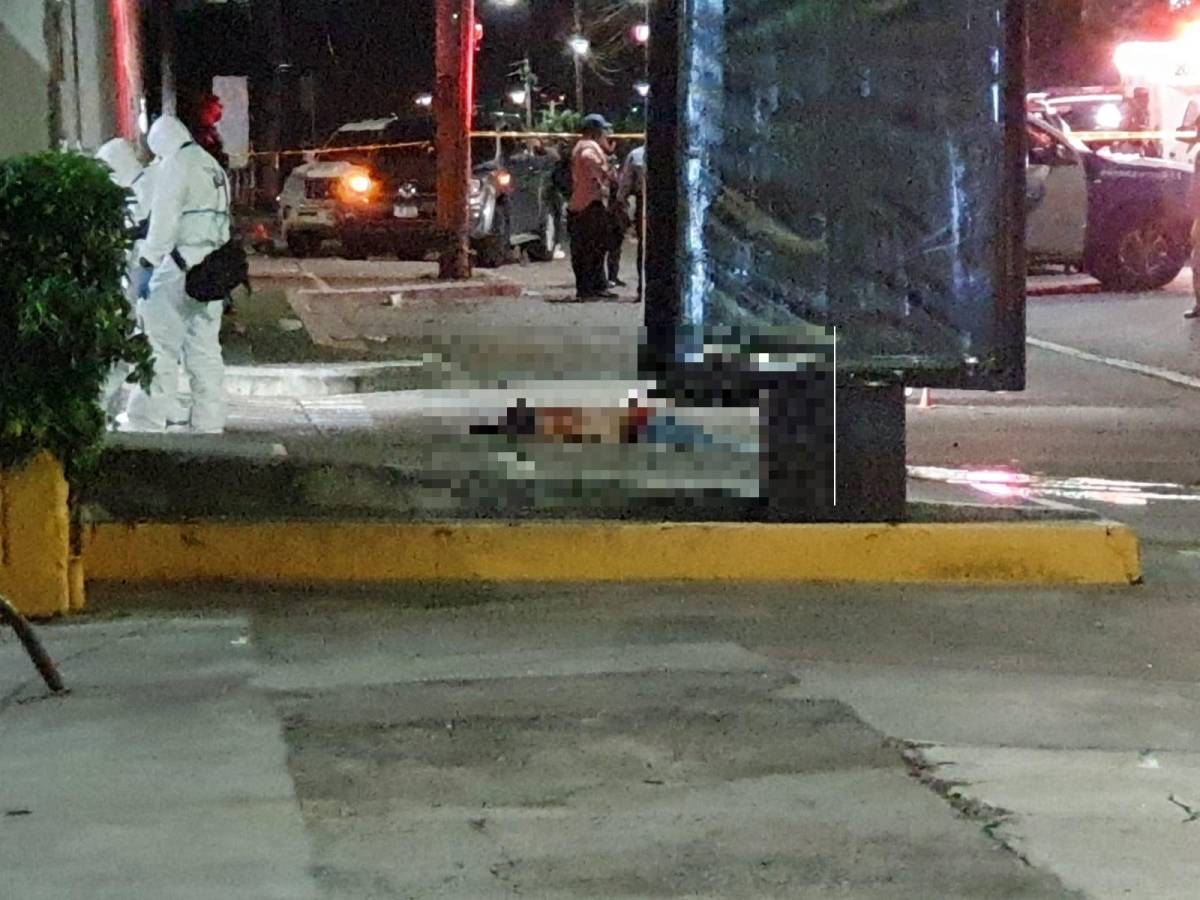 Escena de la masacre en la que fueron acribillados a balazos cuatro jóvenes en el estacionamiento de un centro de diversión nocturna en Tegucigalpa.