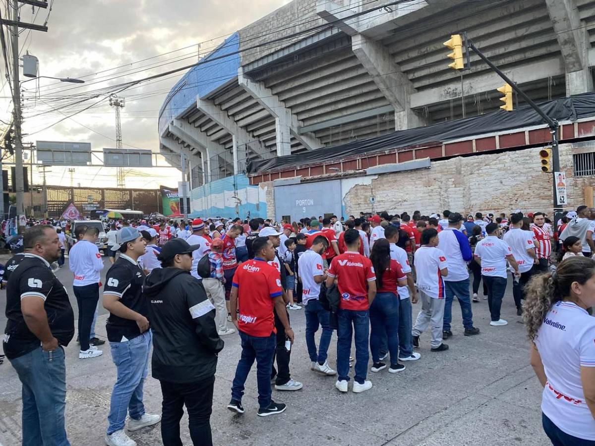 Chicas cautivan y show de la Ultra Fiel: ambientazo en el Olimpia vs Alajuelense en el Nacional