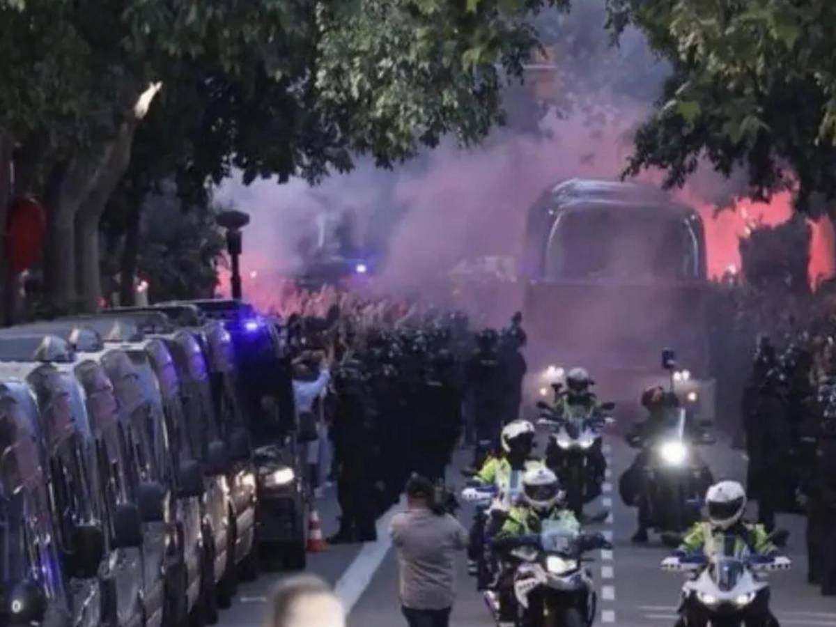 ¿Por qué aficionados del Barcelona apedrearon el bus de su equipo?