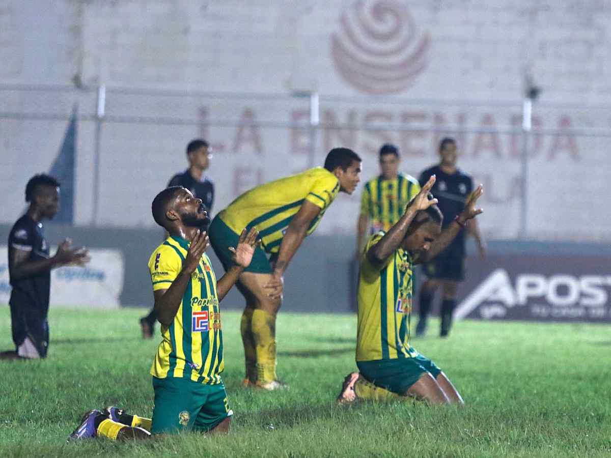 Georgie Welcome y el resto de sus compañeros del Parrillas One realizaron una oración tras el final del duelo ante Honduras Progreso.