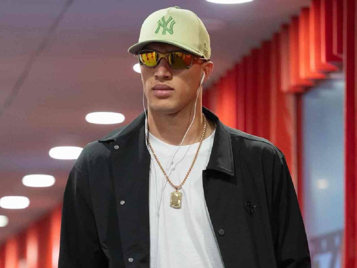 Escándalo: le destapan romance con hija de leyenda y lo borran del equipo