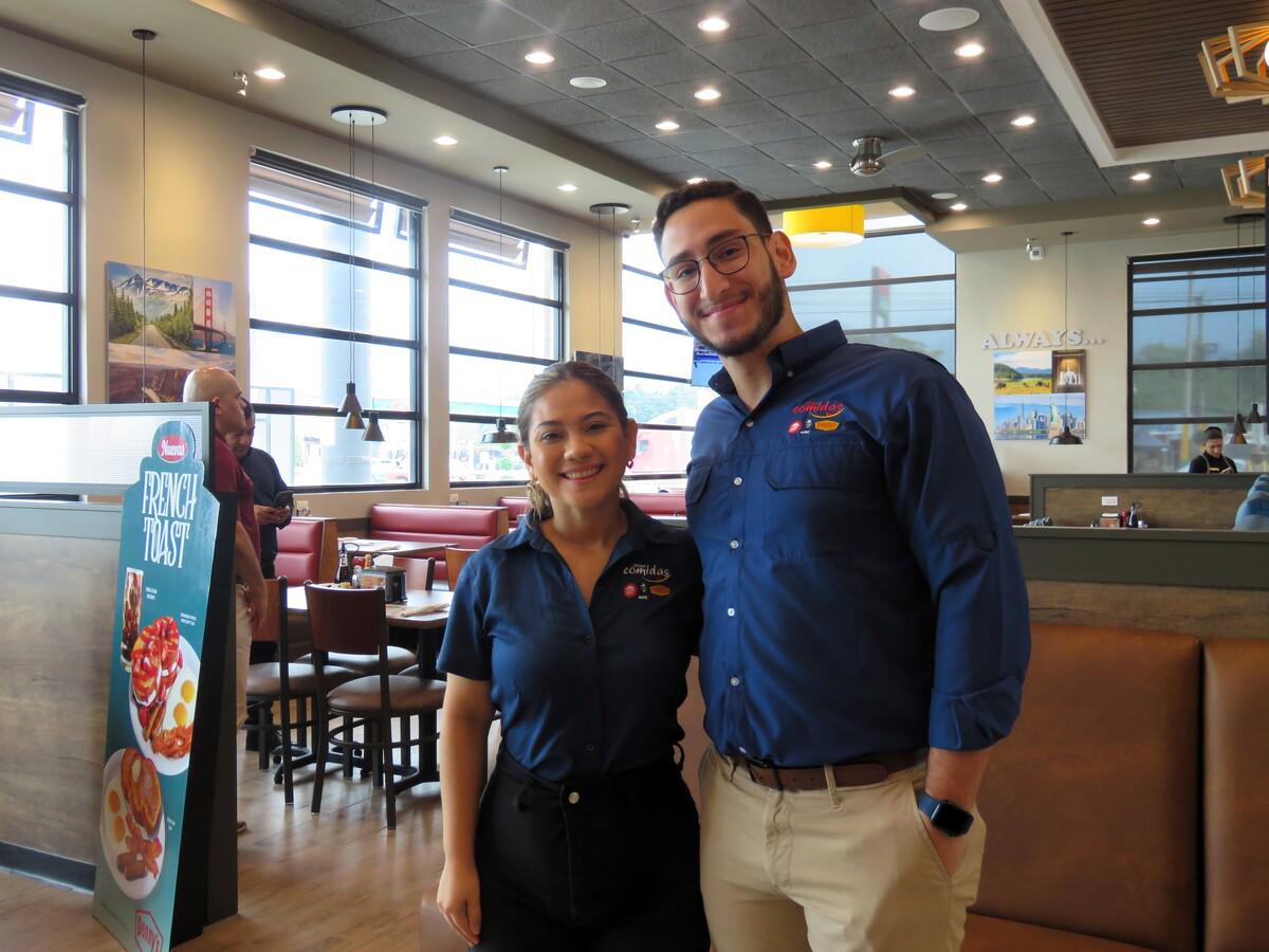 Los ejecutivos de la marca Isabella López y Manuel Rodríguez, durante la inauguración.