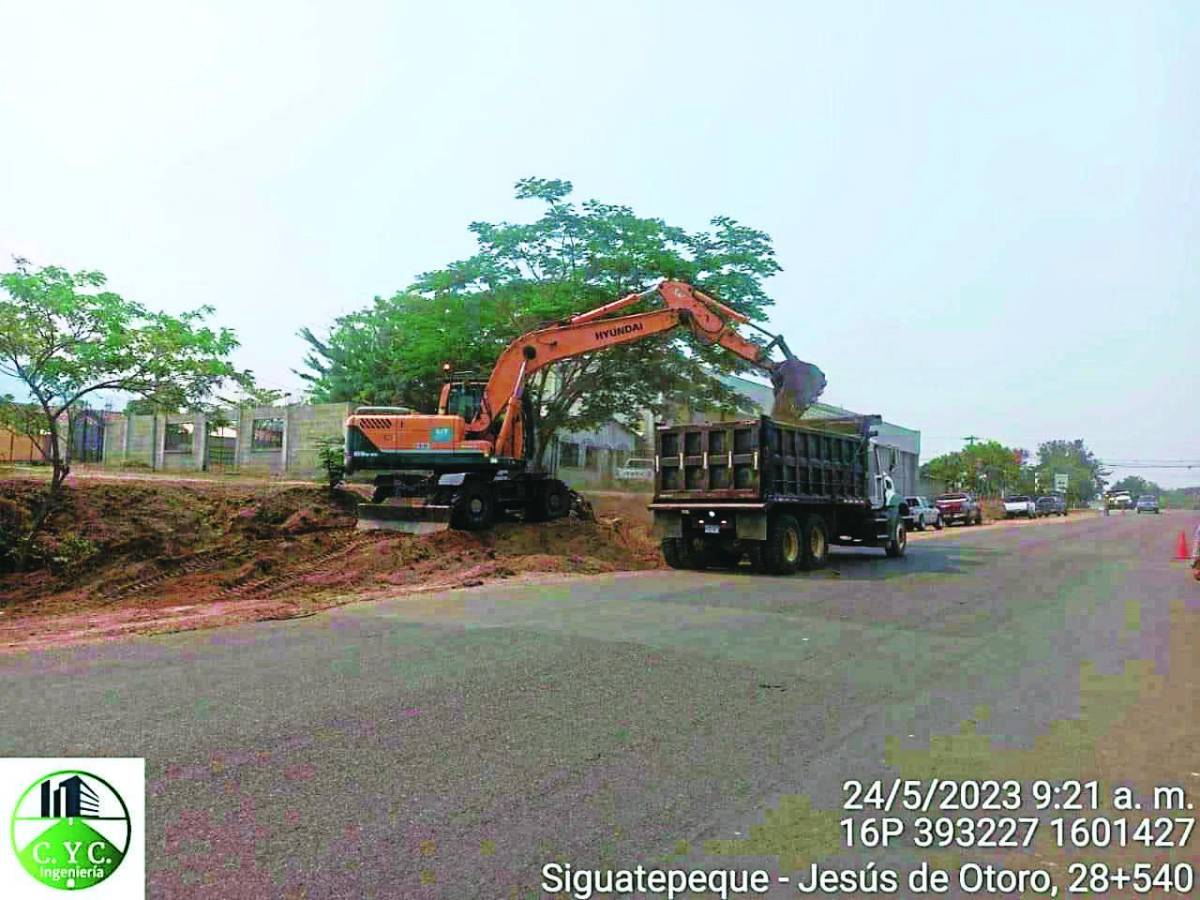 Maquinaria estatal trabaja en obras preparatorias, pero la vía entre La Esperanza y Siguatepeque sigue llena de baches.
