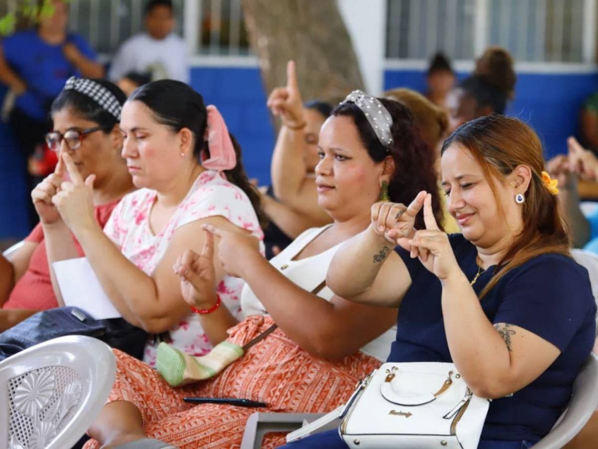 “Todo comienza en casa”, padres reflexionan sobre el uso de redes sociales