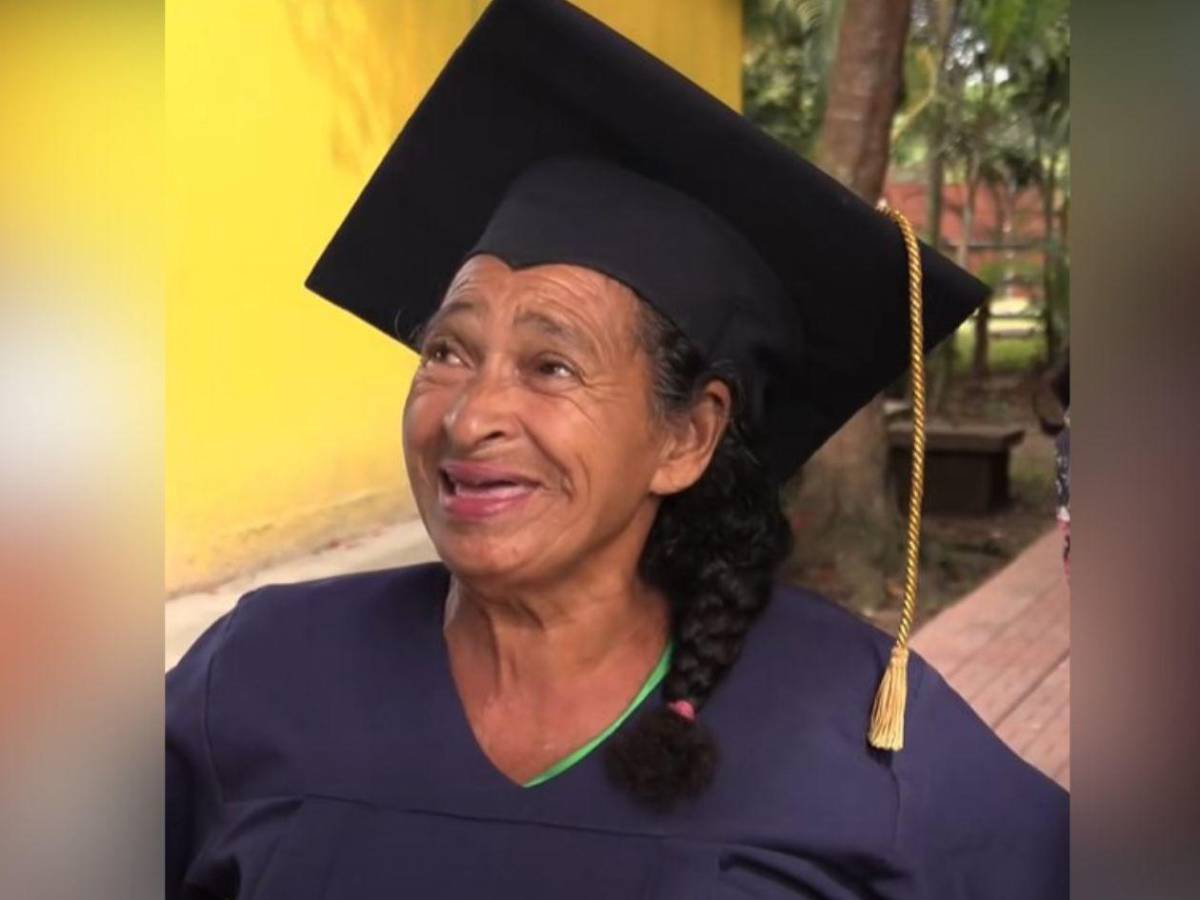 Alegría en Yoro: A sus 65 años, doña Vicky cumple su sueño de graduarse