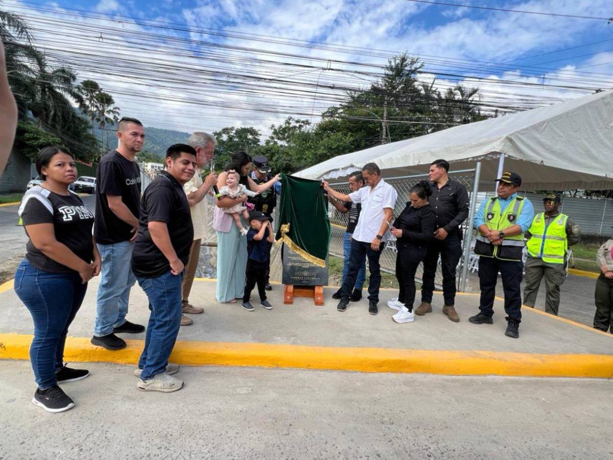 San Pedro Sula honra al inspector Kevin Pérez con placa por su acto heroico