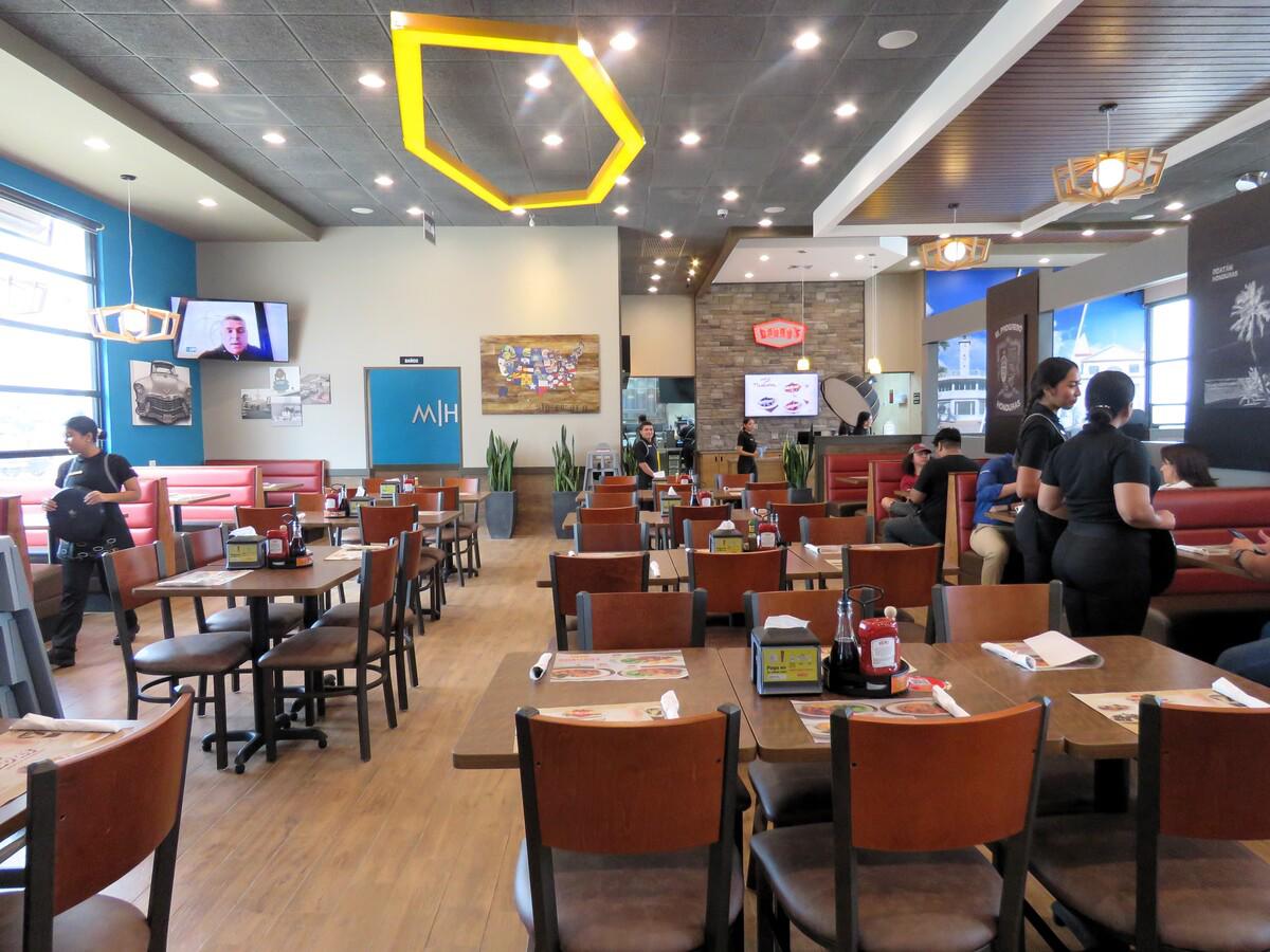 Denny´s brinda sus servicios durante las 24 horas de los siete días de la semana.