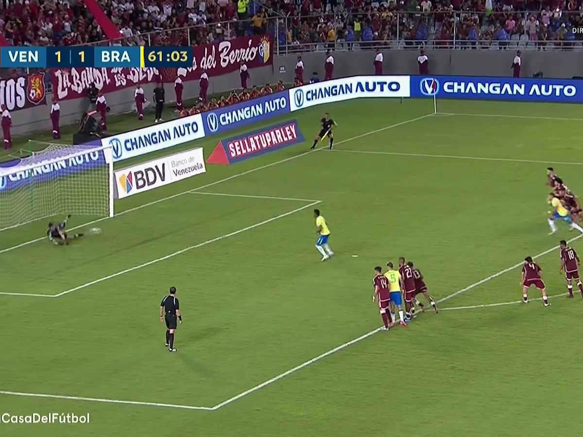 El lanzamiento penal de Vinicius fue detenido por el portero de Venezuela.