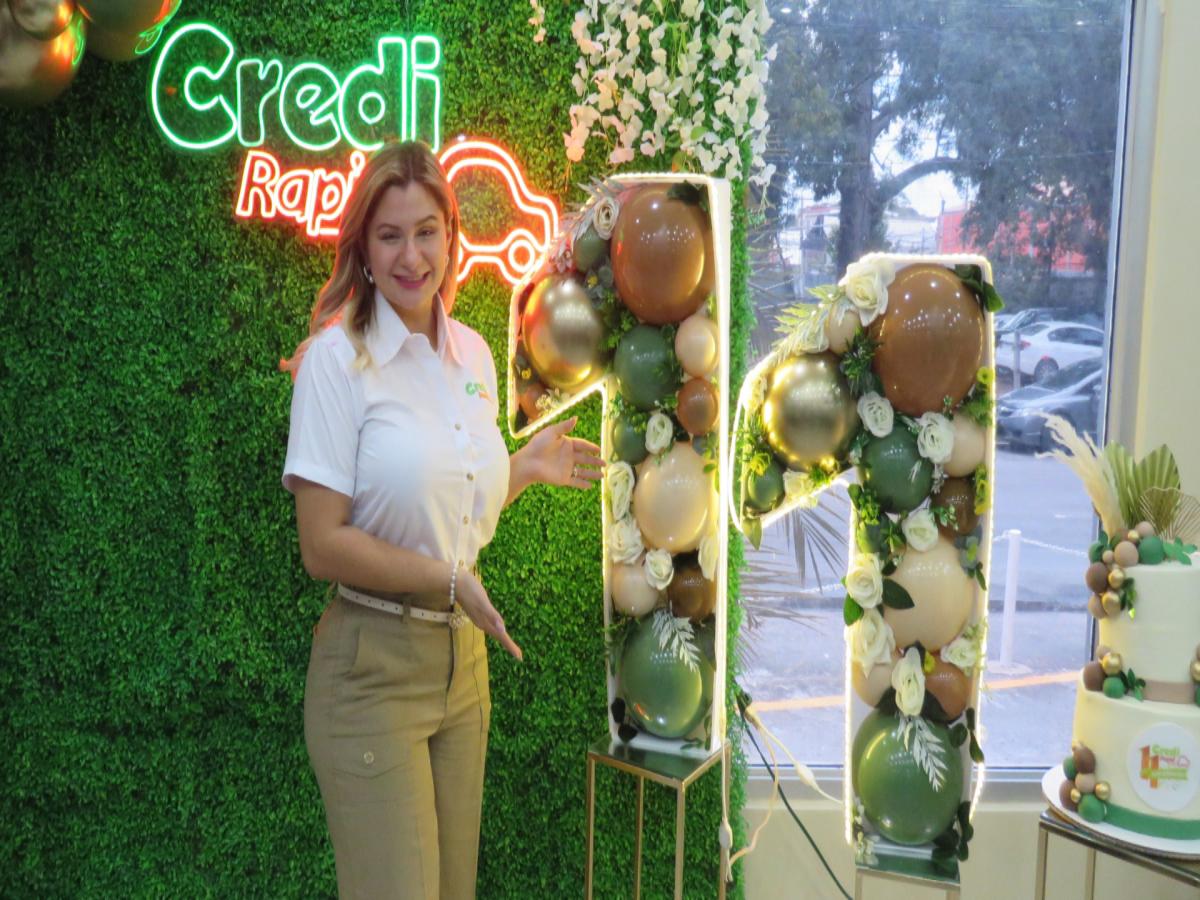 Emma Mejía, Directora de Mercadeo de CrediRapid, animó la celebración con su carisma excepcional y compartió unas orgullosas palabras con motivo de este aniversario.