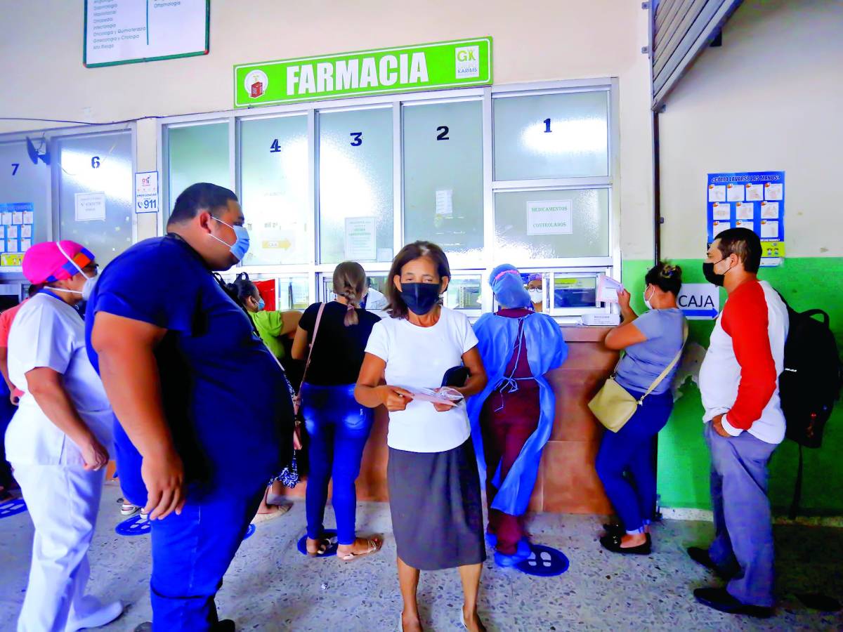 Pacientes hacen filas en la farmacia del hospital Mario Rivas para reclamar sus medicinas.